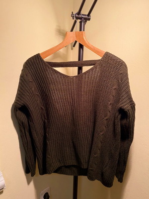 Knitted green sweater with open back, like new