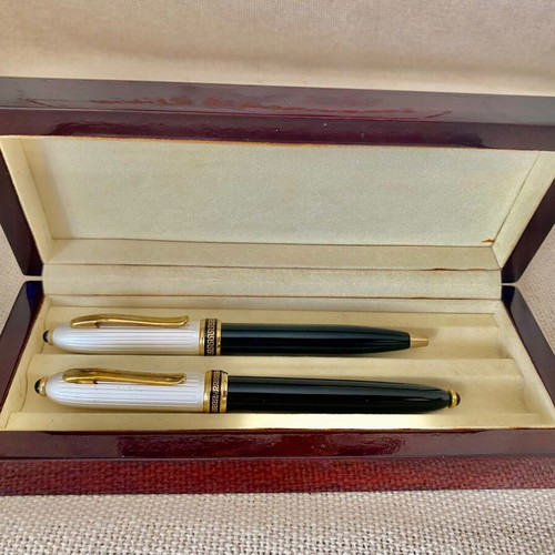 Pen and pencil set like new with wooden case and gold details