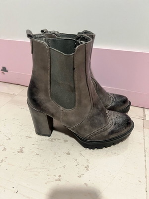 Chelsea boots gray leather with 10cm heel, like new, size 37