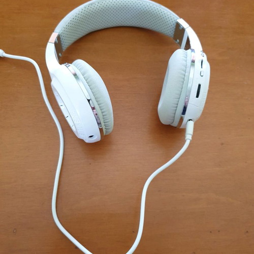Bluetooth headphones used, white with MP3 and memory card options