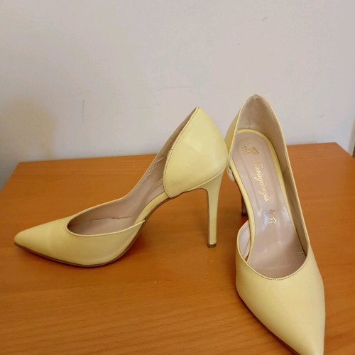 Yellow one-sided pump new, leather, size 39 Karagiorgis