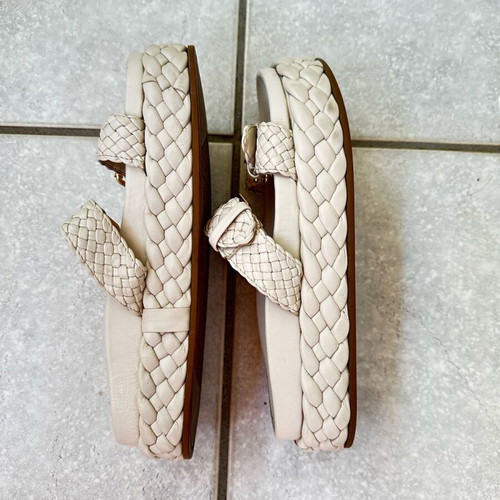 Inuovo leather flatform sandals like new, off white cream