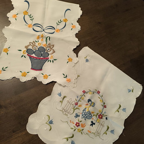 Decorative table linens set new