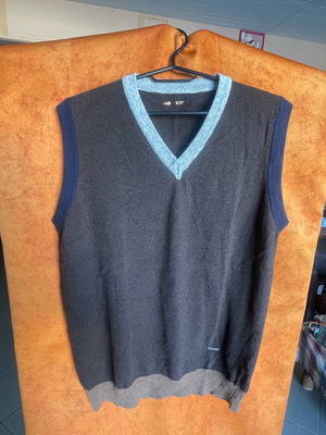 Branded women's sweater new, size XXL
