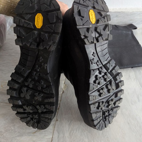 Zara leather boots with Vibram soles like new, size 38
