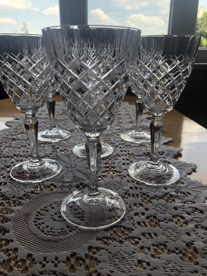 Dauphine Wine Glasses set of 6 like new