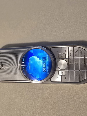 Motorola Aura τηλέφωνο σαν καινούργιο, ασημί με εφεδρική μπαταρία και φορτιστή