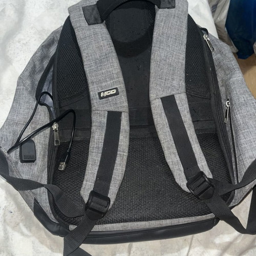 Nod anti-theft bag used with USB charging port