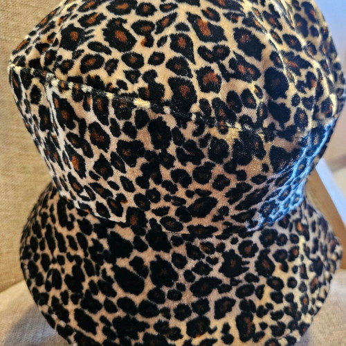 Leopard hat like new, size S and M, bought in Paris