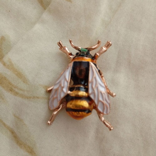 Bee brooch with white wings new
