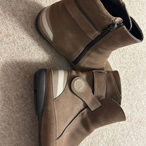 Bally suede leather ankle boots with zipper like new, beige