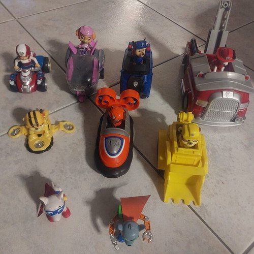 Paw Patrol figures and vehicles set like new, 9 figures and 7 vehicles