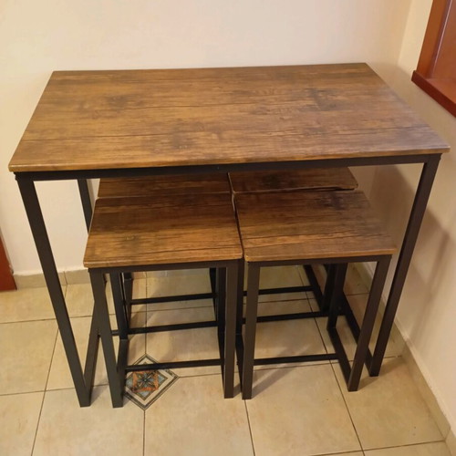 Bar table like new with four stools