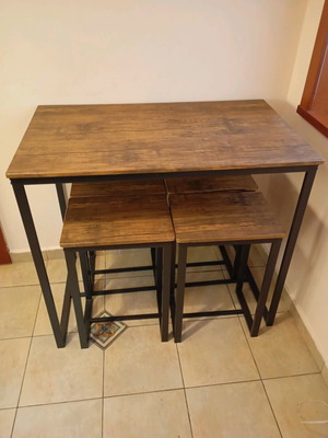 Bar table like new with four stools
