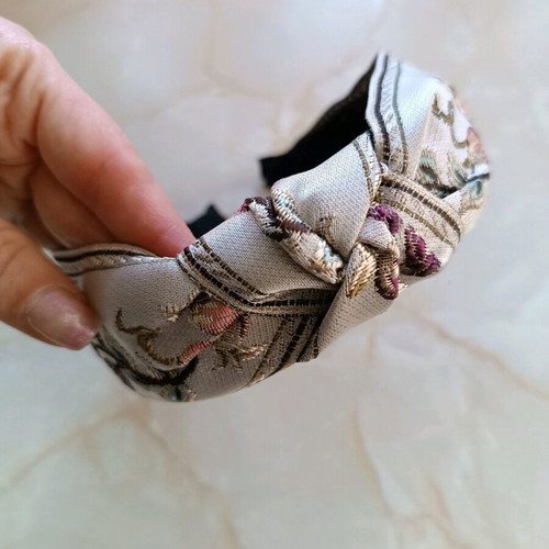 Hairband like new with embossed floral embroidered design