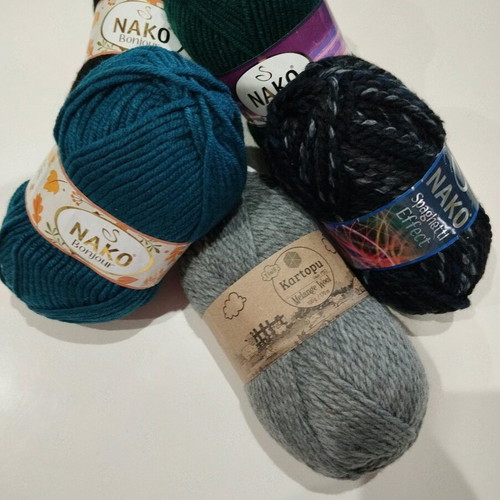 Knitting yarn new, pack of 5 pieces