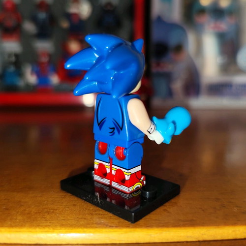 Sonic the Hedgehog like new with stand, penguin figure, ring
