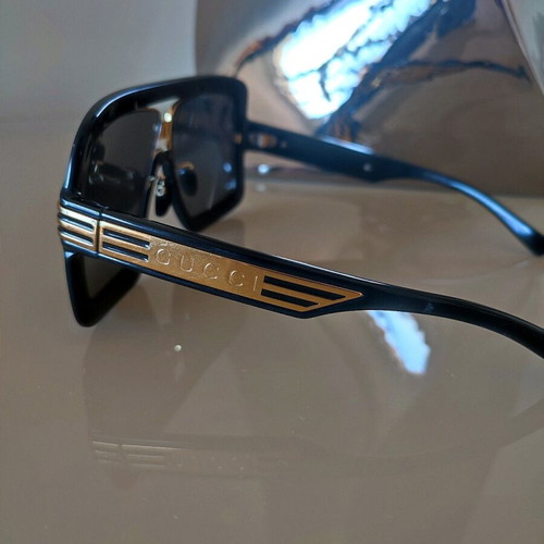 Gucci GG0900S Flat Top Mask Sunglasses with Logo, like new