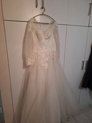 Vintage wedding dress like new, size M, white with pearls and rhinestones