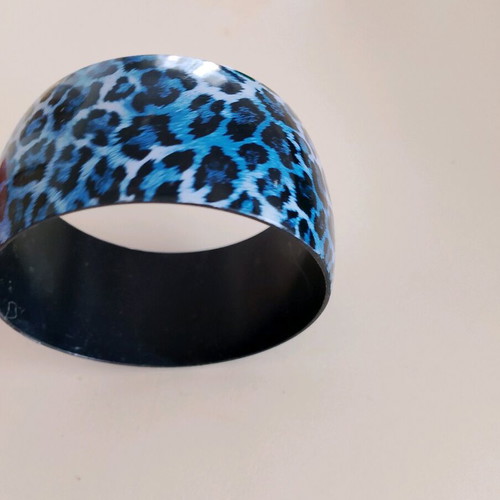 Bracelet used, blue tiger print