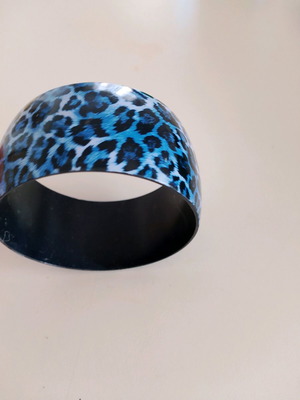 Bracelet used, blue tiger print