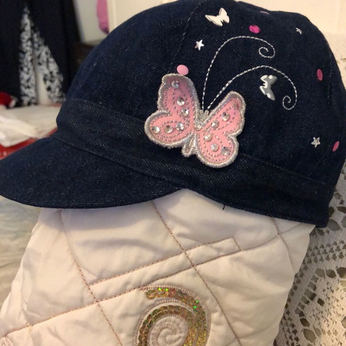 A.L.E. hats like new, modern with beautiful embroidery, set of 3