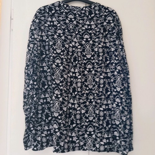 Black and white shirt with three buttons used, cool fabric