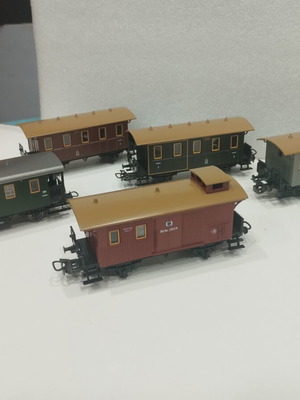 Passenger wagons HO scale like new, set of 5 for three-rail system
