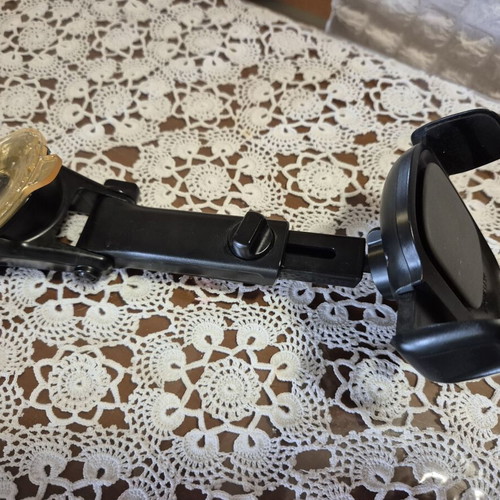 Iottie One Touch 4 car phone holder used, suction cup damaged