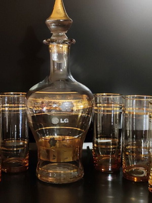 Vintage decanter set with 7 serving glasses like new
