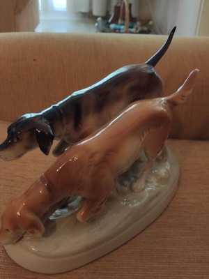 Porcelain hunting dogs like new, handmade from Czechia