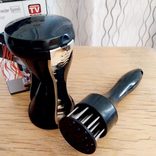 Kitchen gadgets set like new, vegetable cutter and meat tenderizer