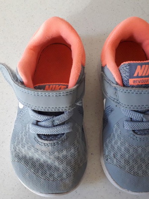 Παιδικά αθλητικά Nike μεταχειρισμένα, νούμερο 21, γκρι/πορτοκαλί