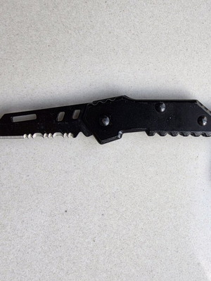 Folding keychain knife new, serrated 3cm blade