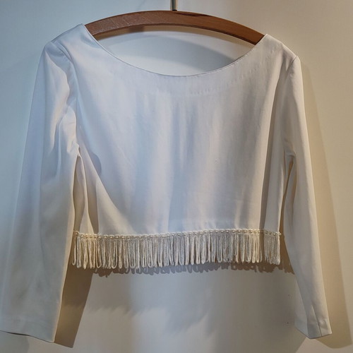 Jersey white blouse with fringes and pearls used, size M