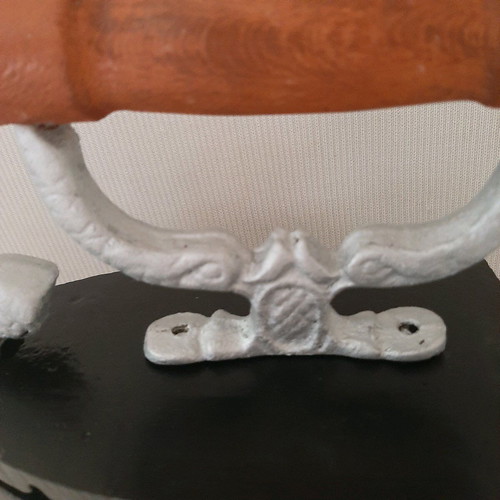 Coal iron 'kokoraki' like new with embossed dolphin decorations