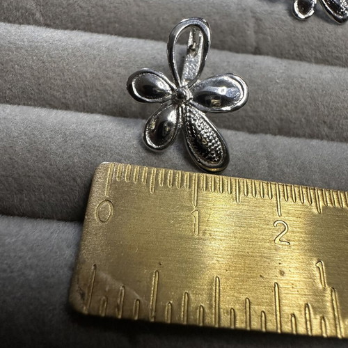 Vintage 925 Sterling Silver Flower Earrings like new