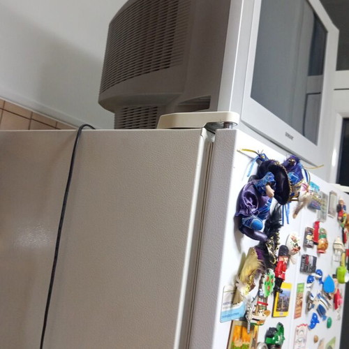 Sony Trinitron 21" KV-21FQ10E TV with wall mount, retro gaming