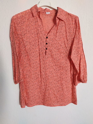 Women's blouse with 3/4 sleeve and buttons at neck size small