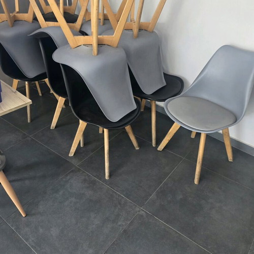 Chairs used, pack of 10 with wooden legs and plastic seats