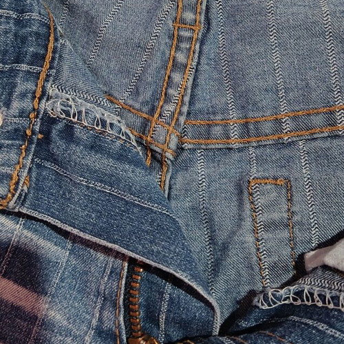 Vintage high-waisted flared jeans with stripes