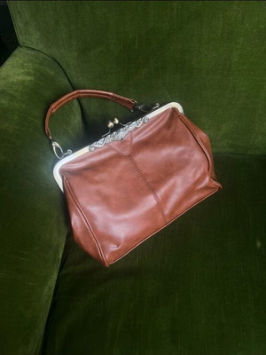 Vintage leather handbag like new, brown with bronze details