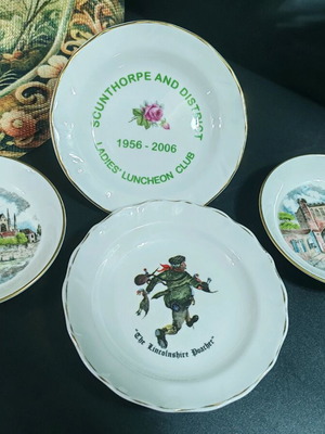Decorative porcelain dishes like new, set of 4
