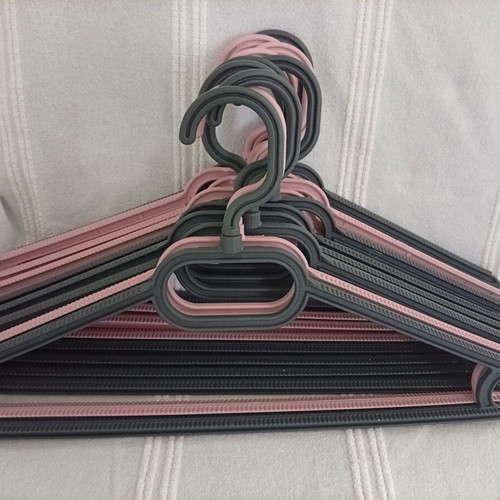 Set of 10 plastic hangers
