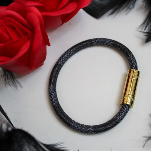 Bracelet with magnetic clasp in three colors, like new