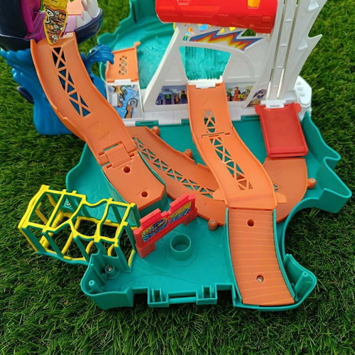 HotWheels Shark Pist mint, no car included