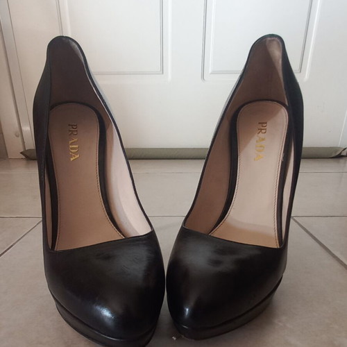 Prada black leather pumps size 39.5 like new