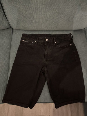 Calvin Klein Bermuda shorts like new, size W32, black