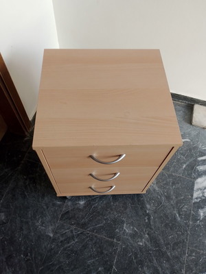 Office drawer unit with wheels