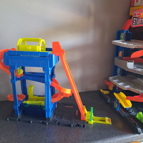 Hot Wheels City playset like new with Stunt Garage and Downtown Tune Up Shop